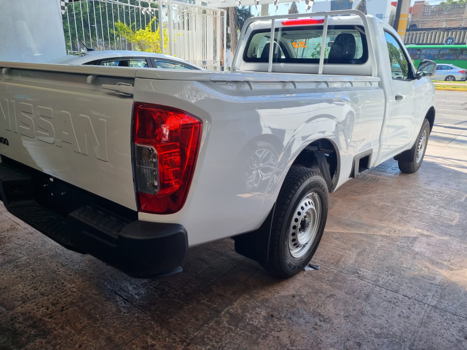NISSAN NP300 2023