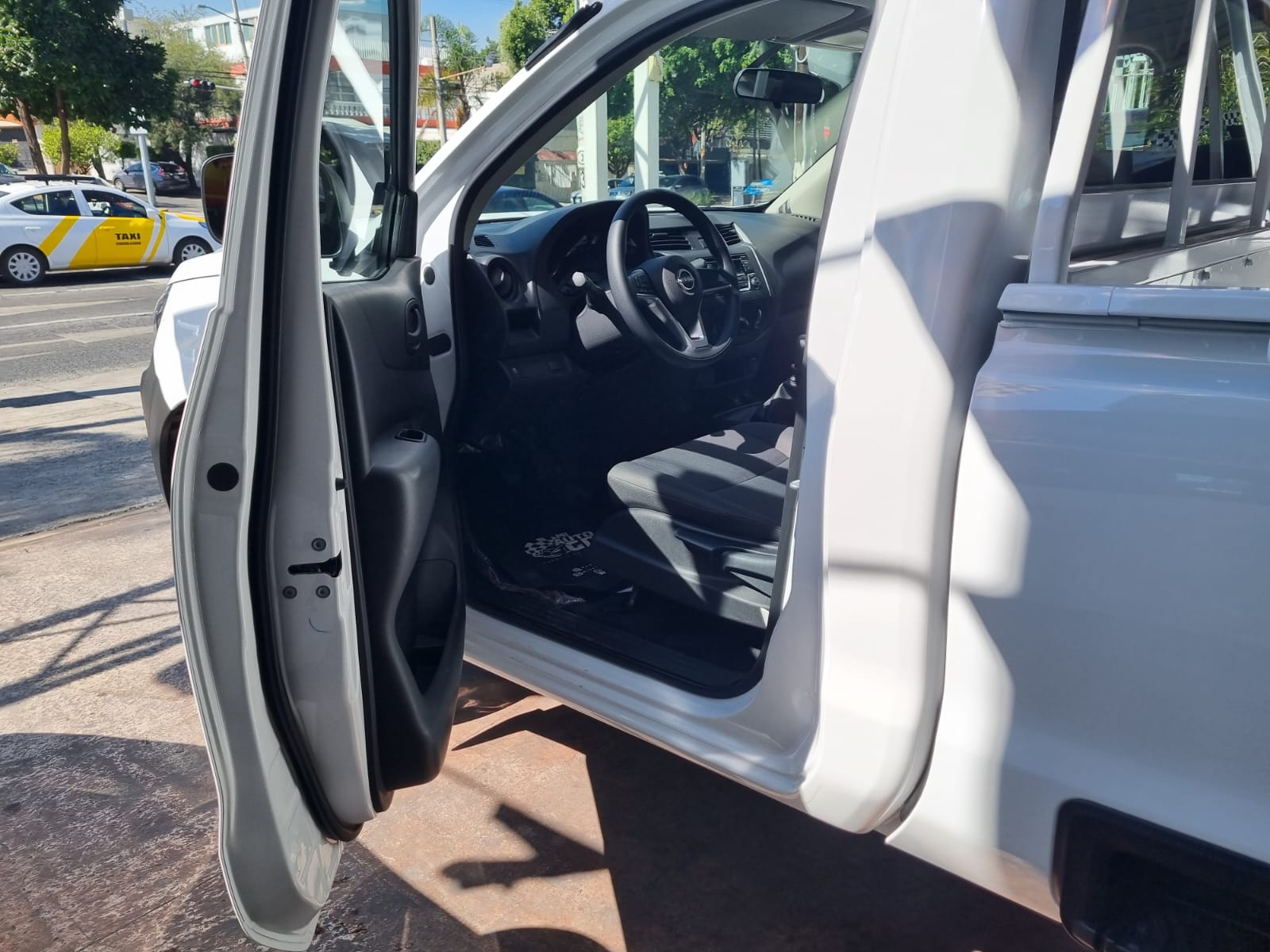 NISSAN NP300 2023