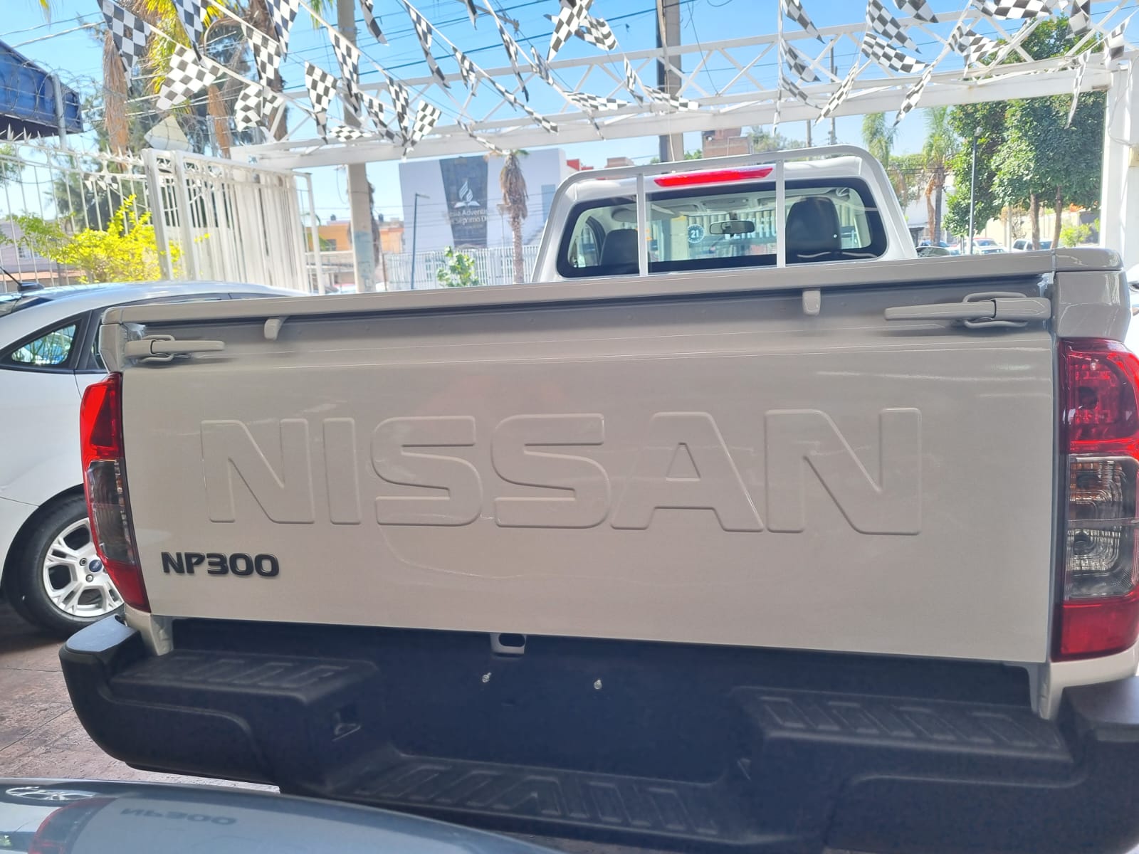 NISSAN NP300 2023