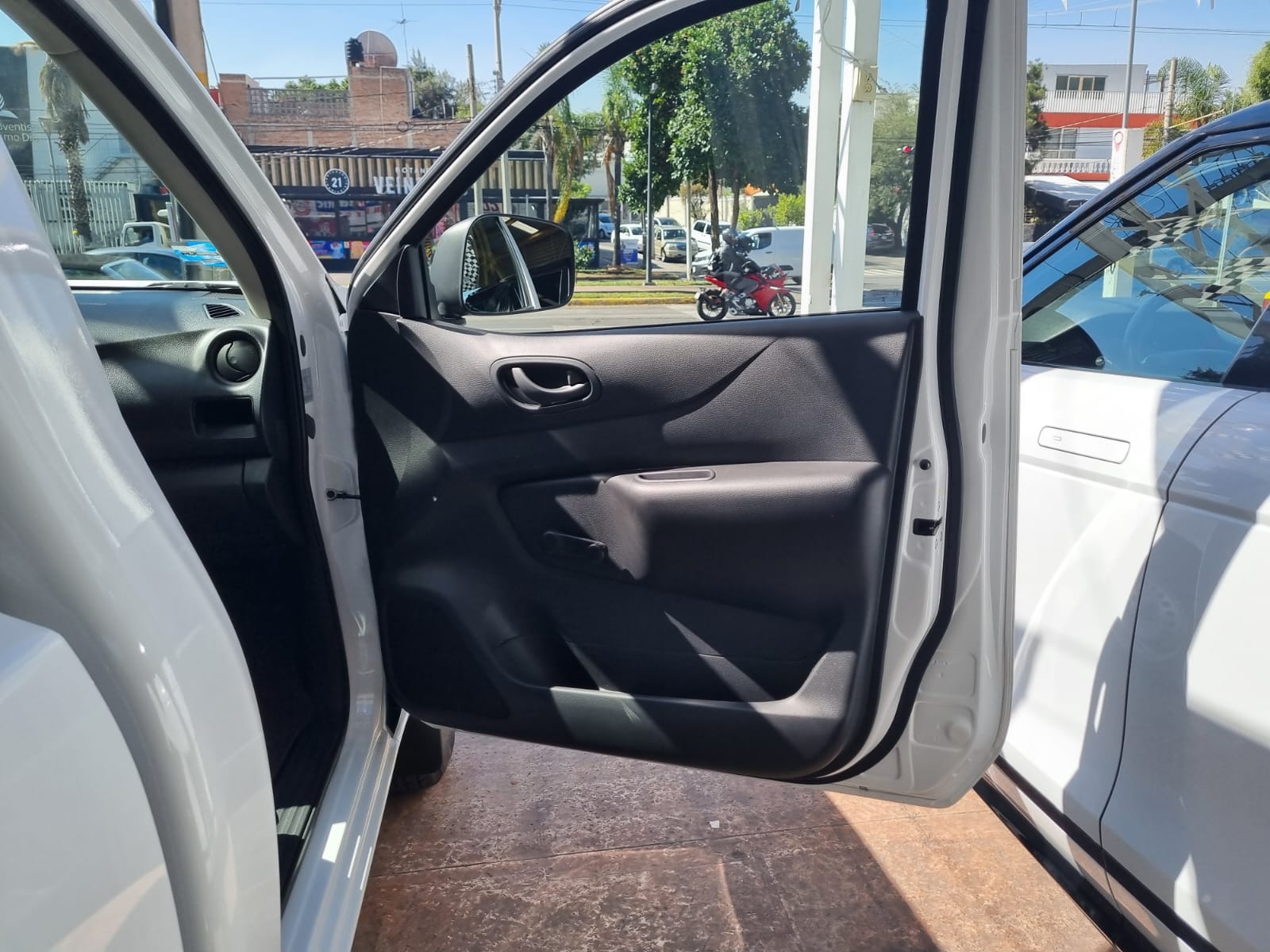 NISSAN NP300 2023