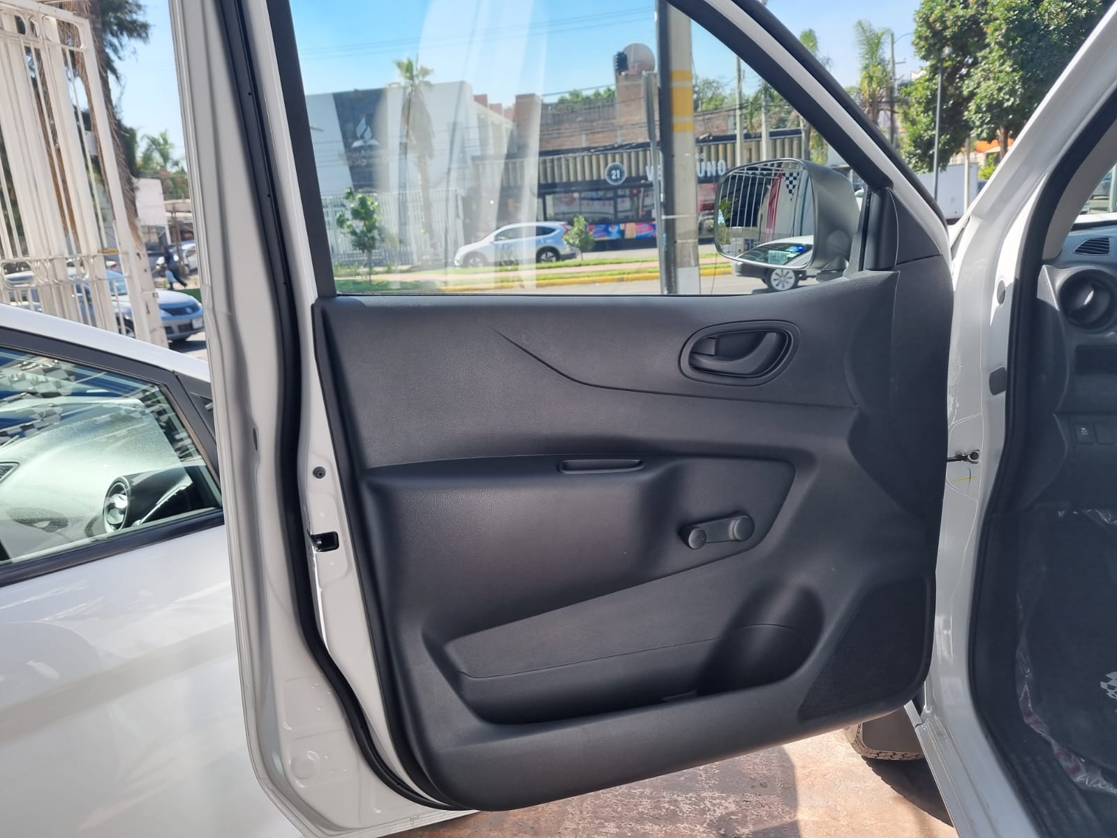 NISSAN NP300 2023