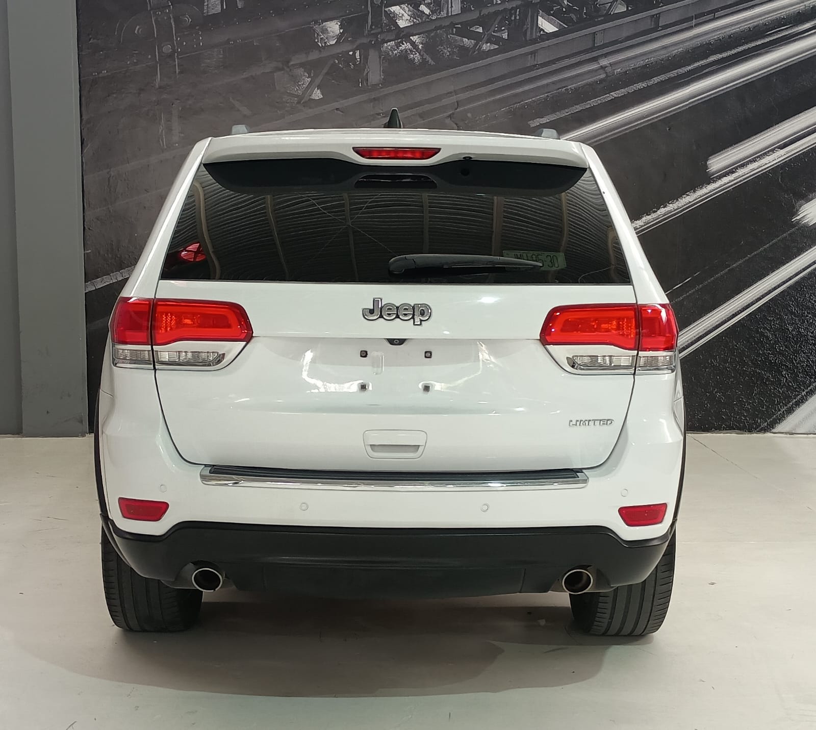 JEEP GRAND CHEROKEE 2015 LUJO LIMITED