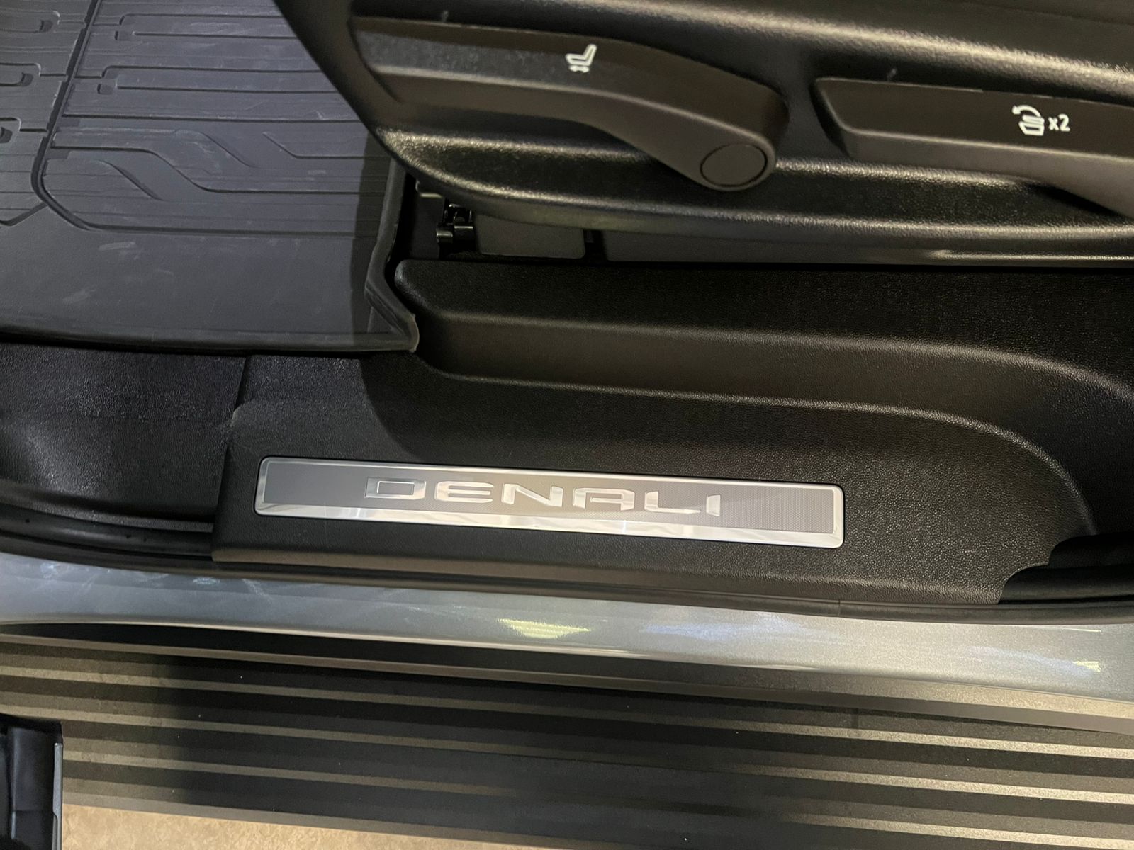 GMC YUKON DENALI 2025