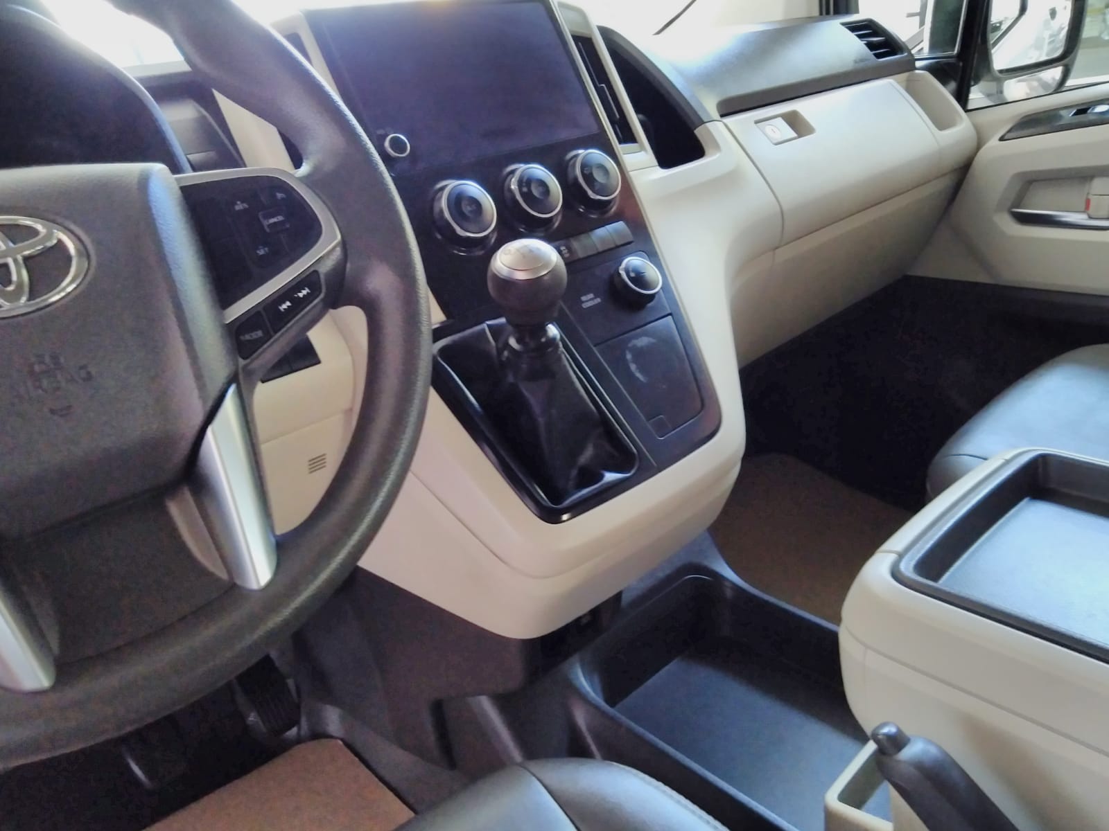 TOYOTA HIACE VAN 2024