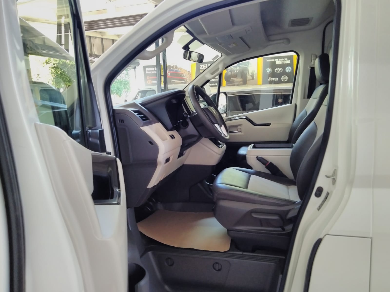 TOYOTA HIACE VAN 2024