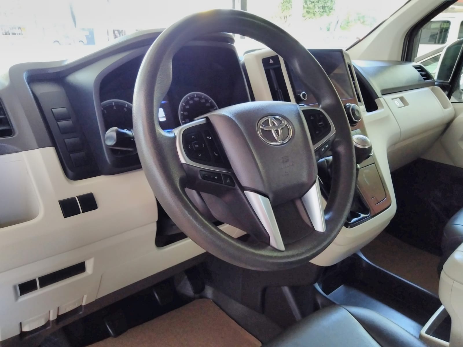 TOYOTA HIACE VAN 2024