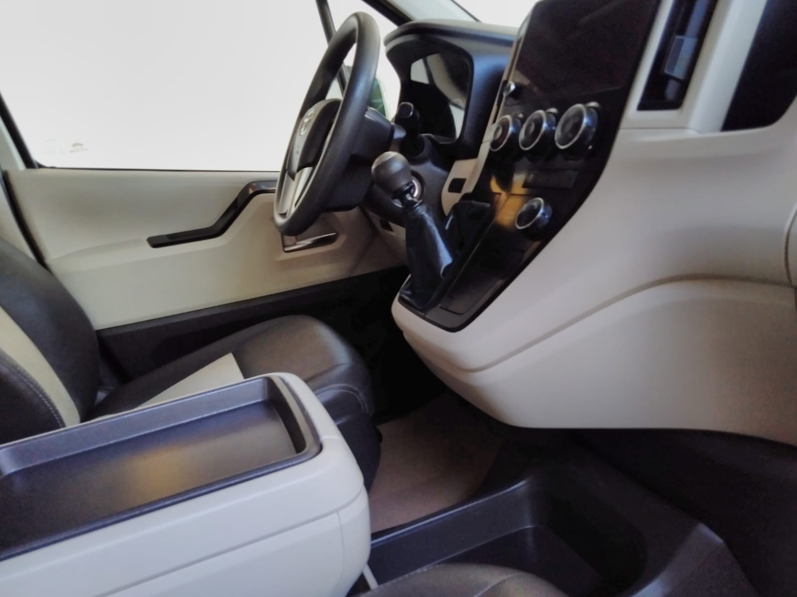 TOYOTA HIACE VAN 2024