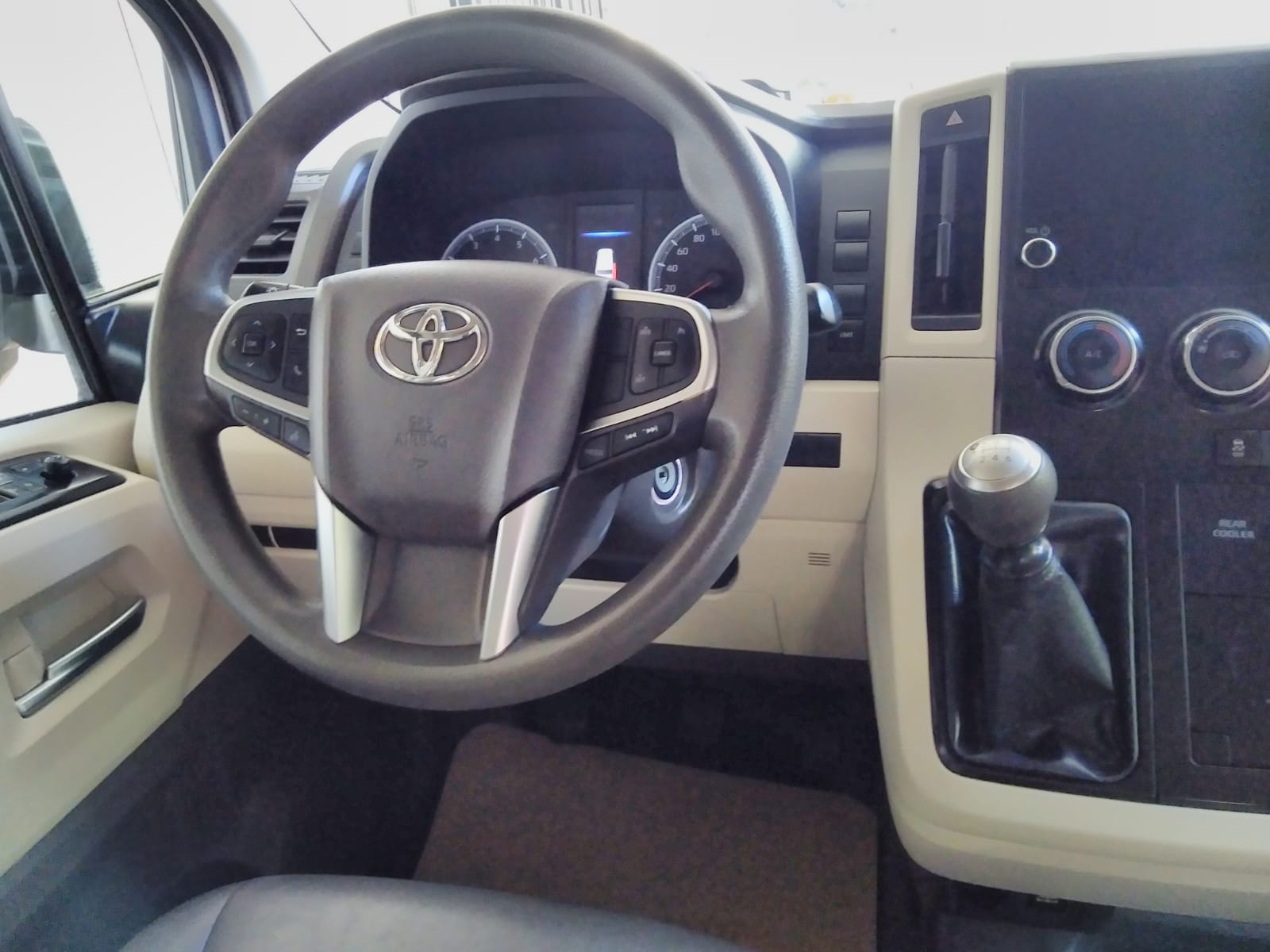 TOYOTA HIACE VAN 2024